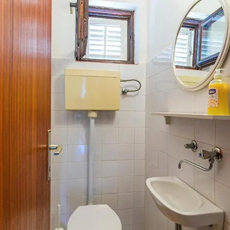 2 Bedroom Cozy In Jelsa Apartment