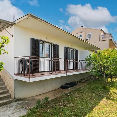 2 Bedroom Cozy In Jelsa Apartment *